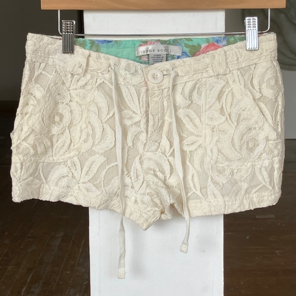 Ivory/cream lace short short - Picture 1 of 4